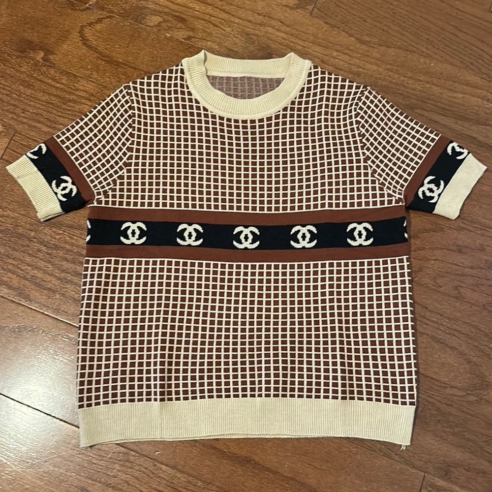 Crew neck tan short sleeve sweater